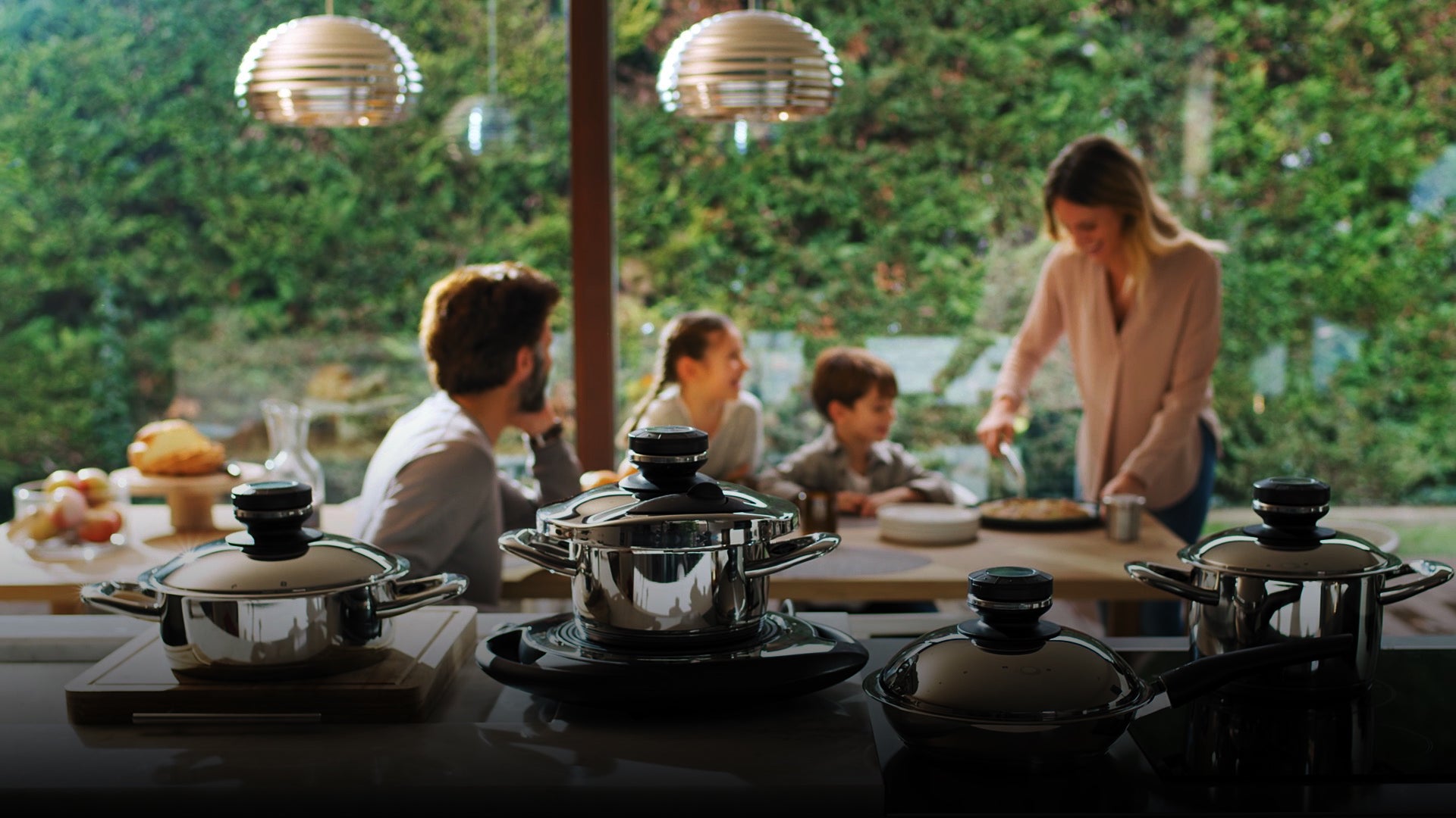 Nachhaltig kochen mit der Familie und einem AMC Topf im Vordergrund