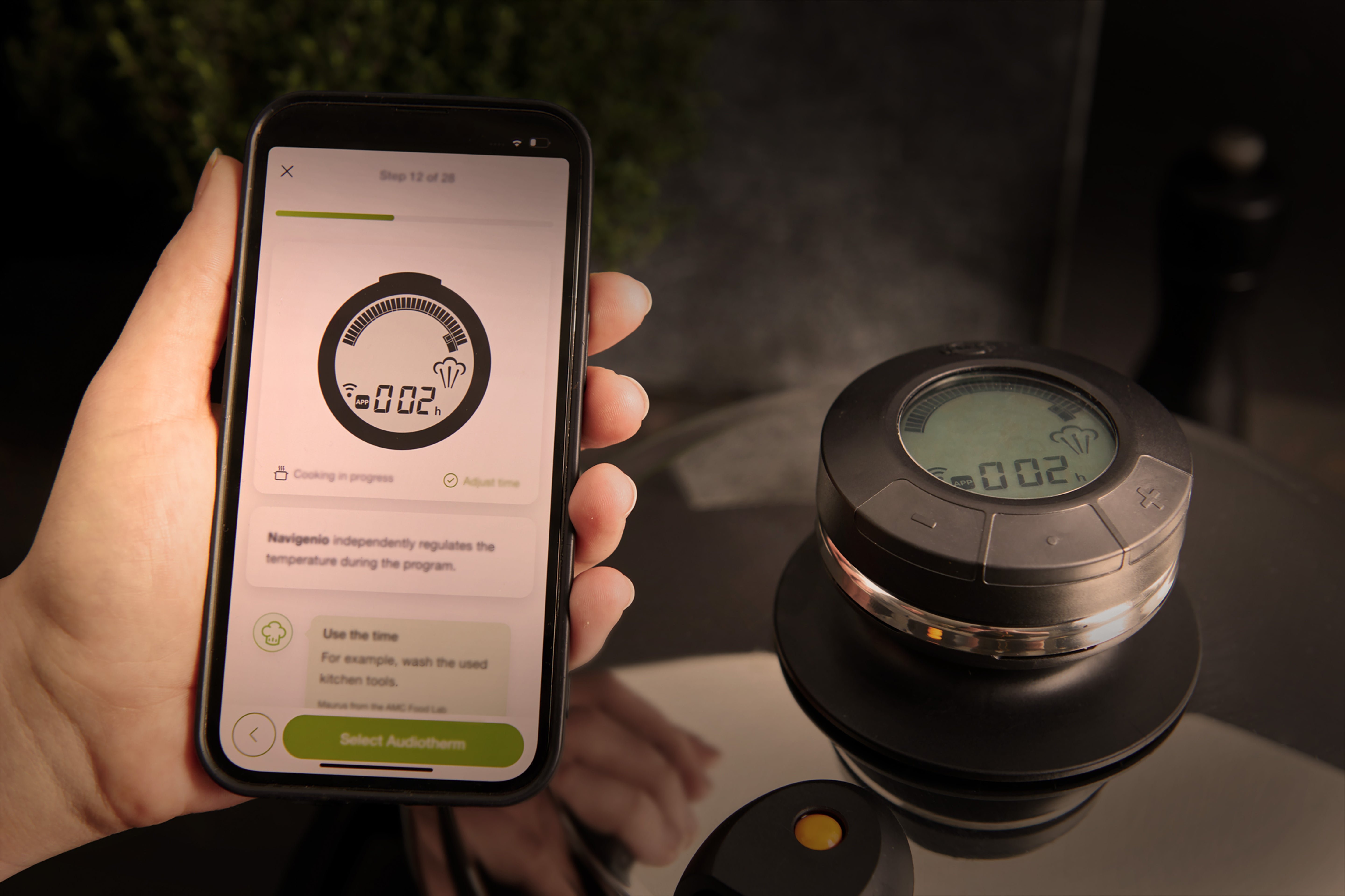 Smartphone mit Cook & Go App Schritt 2 Audiotherm am Secuquick anbringen AMC Topf im Hintergrund