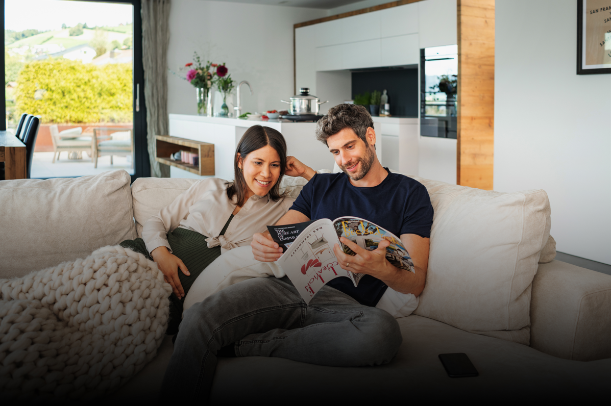 Junges Ehepaar ruhig auf dem Sofa am sitzen dank sorgenfreies kochen