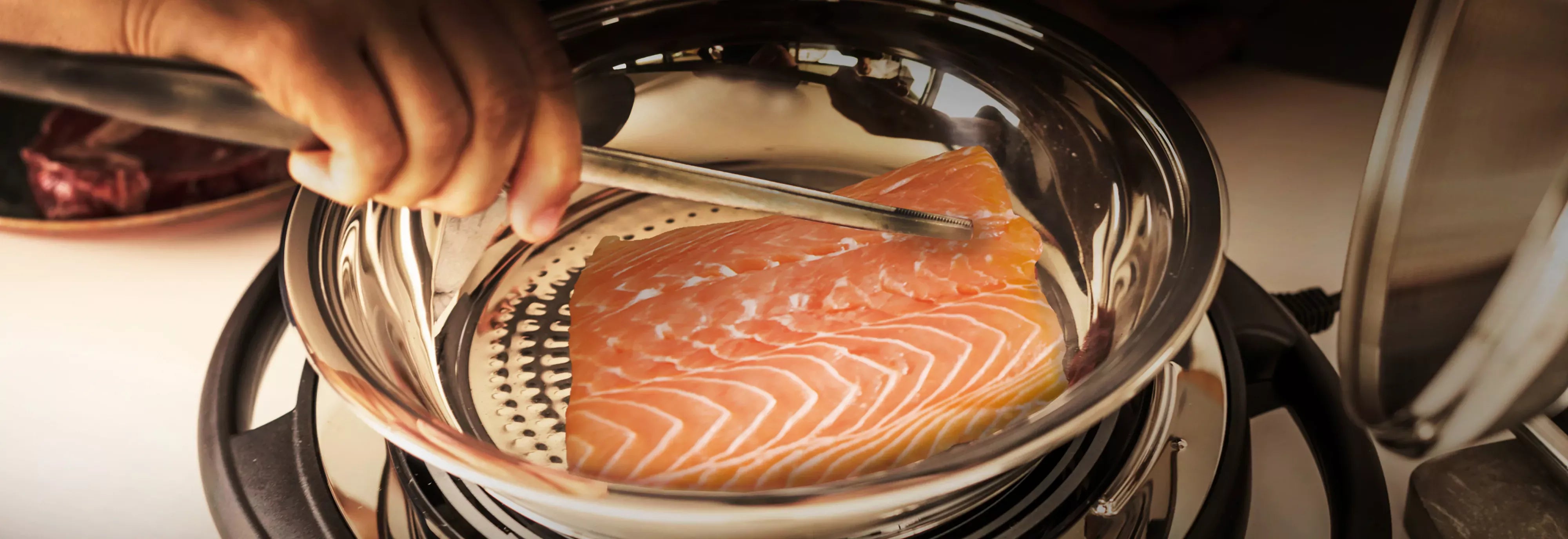 Verzichte_beim_Braten_auf_Fett-Hero-Lachs anbraten auf der Pfanne